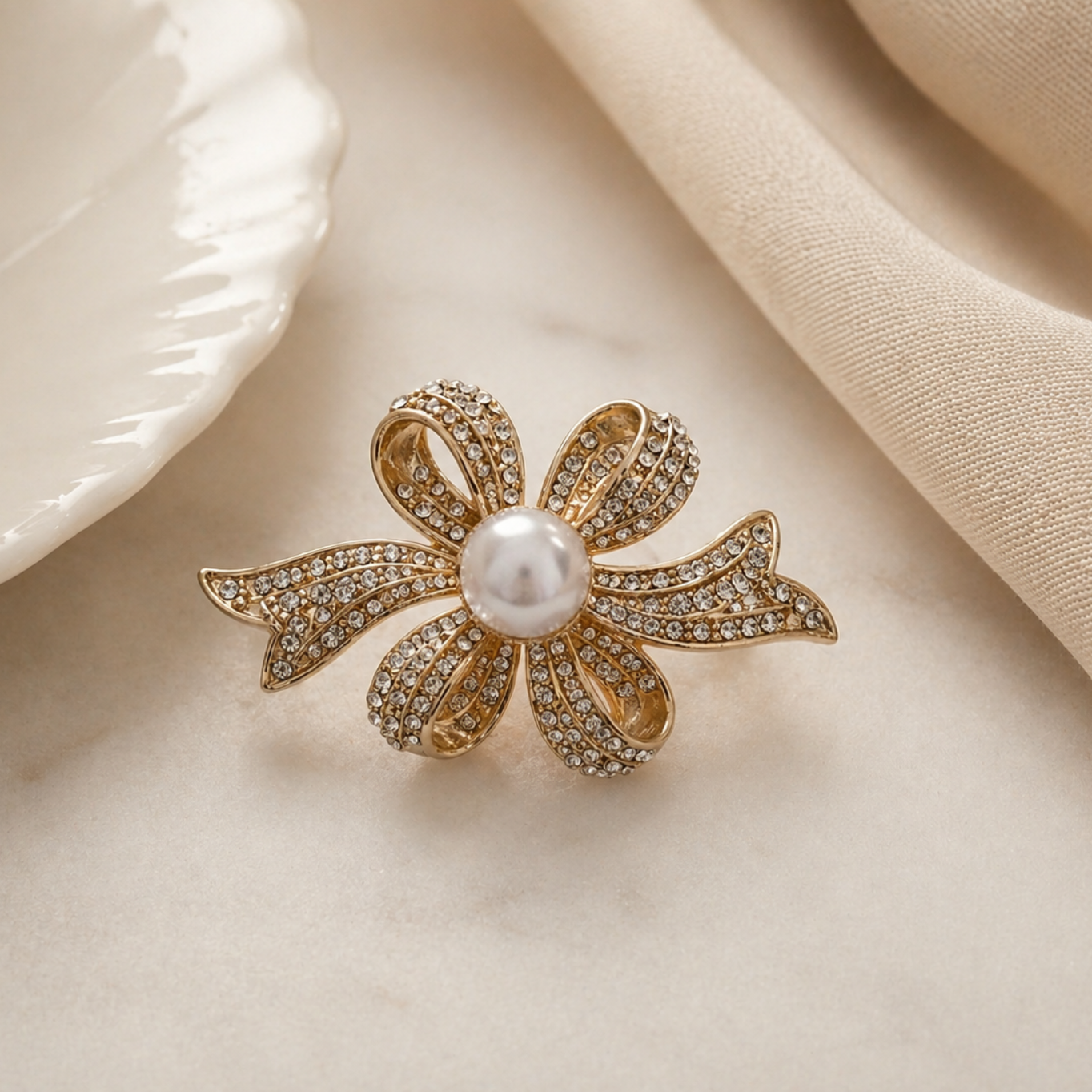 Zlatá brož ve tvaru mašle s perlou a čirými kamínky7